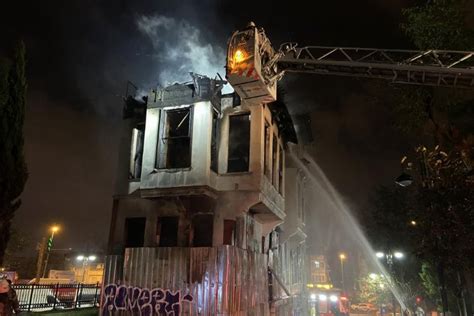 İstanbulda tarihi bina alev alev yandı